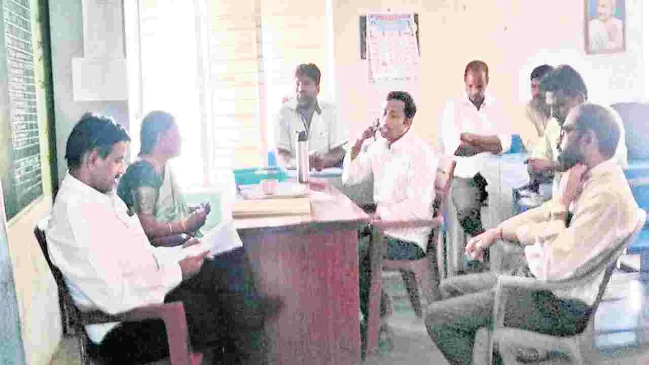 ఉపాధ్యాయుడికి నోటీసులు