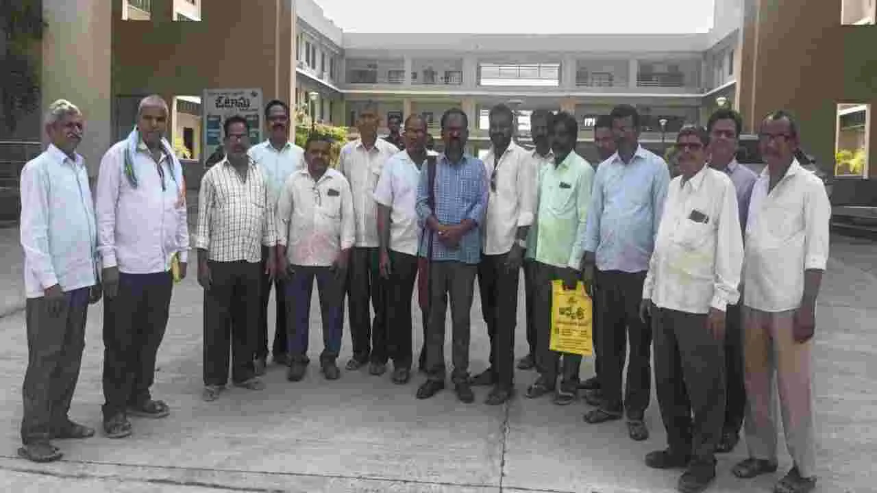 కూలీ పెంచాలన్నందుకు పనులు ఇవ్వని యజమానులు