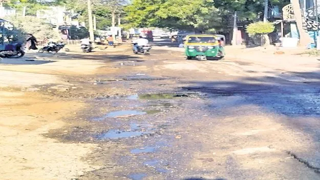  main road ప్రధాన రహదారిలో పారుతున్న మురుగునీరు   