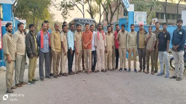 ఆర్టీసీ డిపో ఎదుట అద్దె బస్‌ డ్రైవర్ల ధర్నా