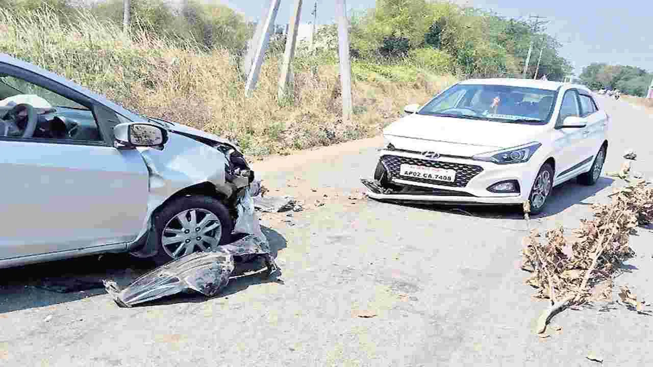 రోడ్డు ప్రమాదంలో తహసీల్దార్, డీటీకి గాయాలు