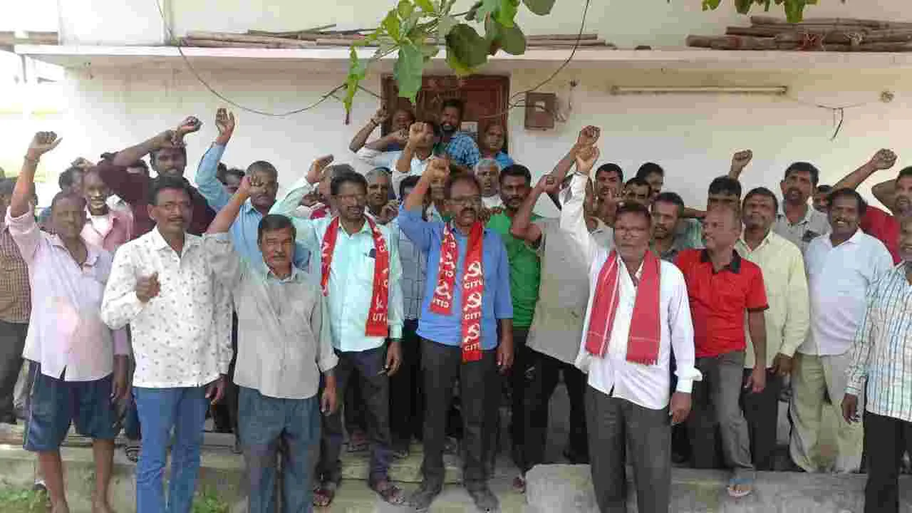 పాలిస్టర్ వస్త్రానికి కూలి పెంచాలి..