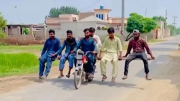 Pakistan Viral Video: వీళ్లను చూశారా? ఎంత ట్యాలెంటెడ్గా ఉన్నారో.. బైక్ను రిక్షాలా మార్చేశారు..