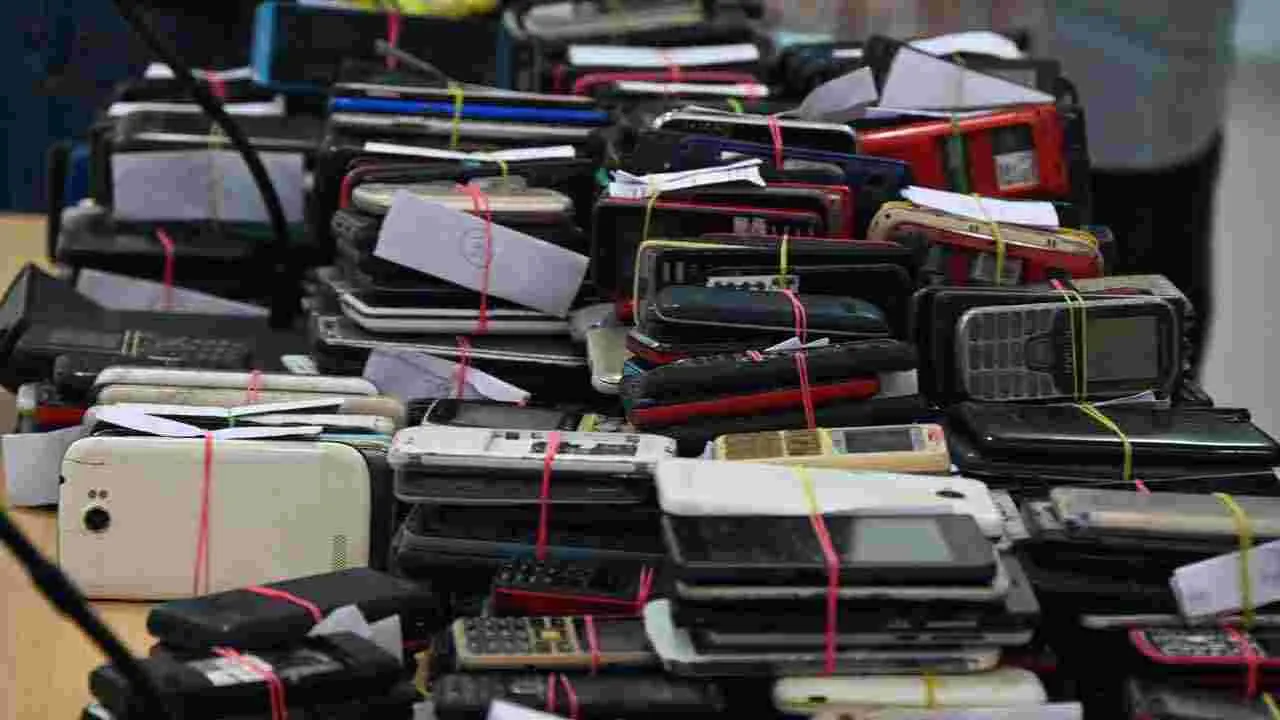 సైబర్ నేరాల కోసం భారీగా సెల్ ఫోన్ల సేకరణ.. గుట్టు రట్టు చేసిన పోలీసులు