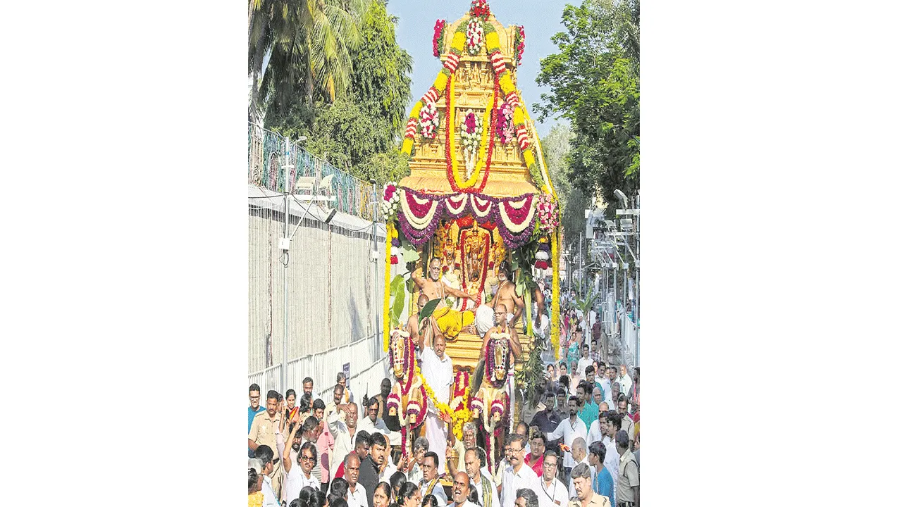 వైభవంగా స్వర్ణ రథోత్సవం