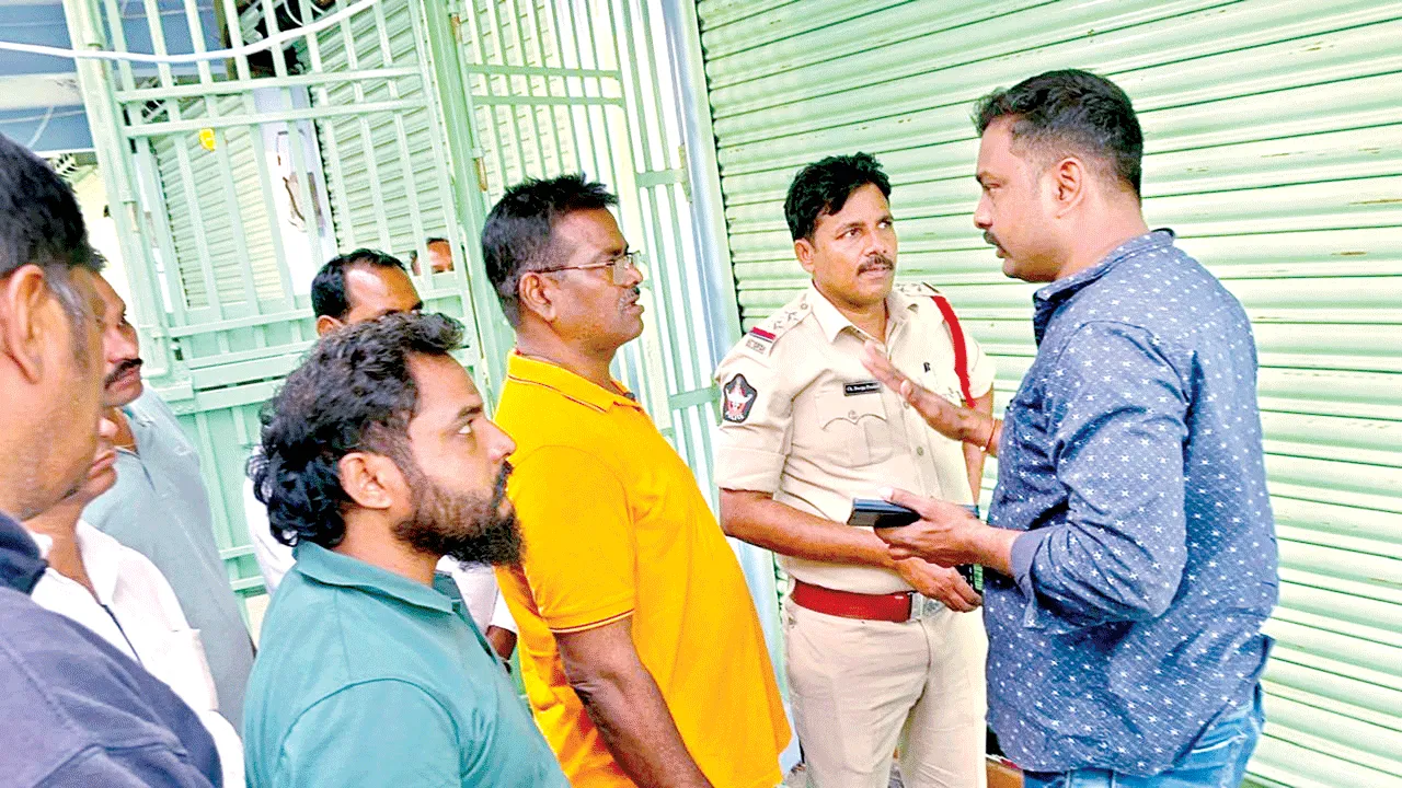 Robbery: గోనెసంచులు ముసుగేసుకుని..