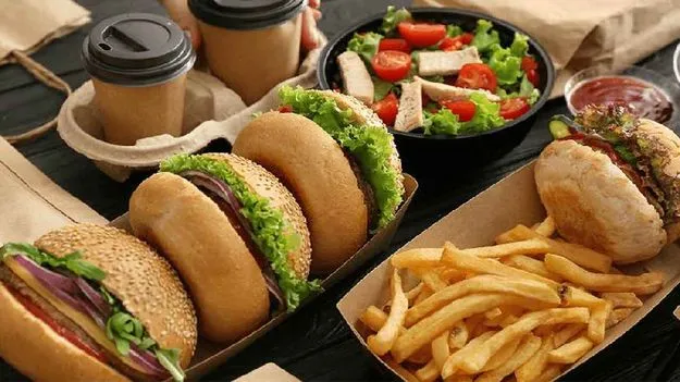 Fast food: మీరు ఫాస్ట్‌ఫుడ్‌ తింటున్నారా.. అయితే ఒక్కక్షణం..