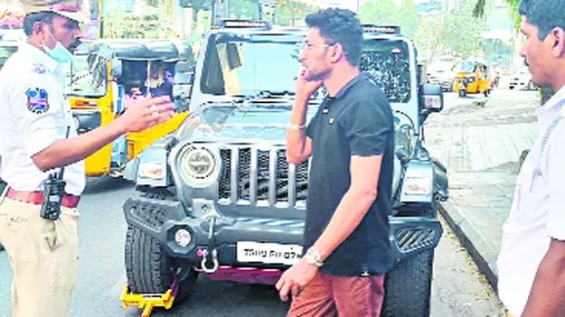 Hyderabad: నాలుగు వేల పెండింగ్‌ చలానా కోసం నా కారునే ఆపుతావా..