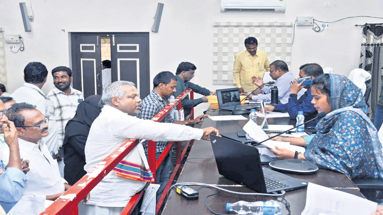అర్జీలపై ప్రత్యేక దృష్టి సారించాలి