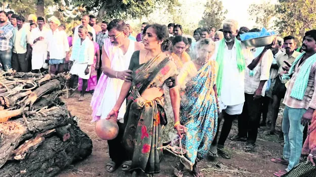  అశ్రునయనాల నడుమ చక్రయ్య అంత్యక్రియలు