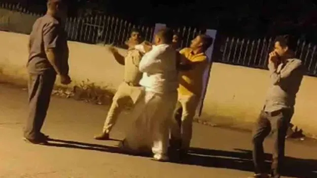 Slap Fight: చెంపలు పగిలేగా కొట్టుకున్న బీజేపీ నేత, పోలీస్ ఆఫీసర్.. వీడియో వైరల్