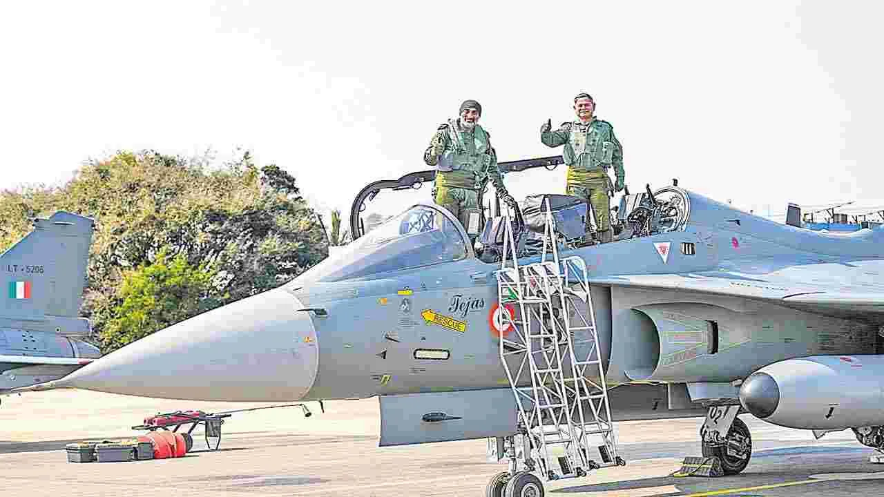 Indian Army: తేజ్సలో ఆర్మీ, ఎయిర్ఫోర్స్ చీఫ్లు