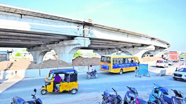  నత్తనడకన ఫ్లైఓవర్‌ నిర్మాణం