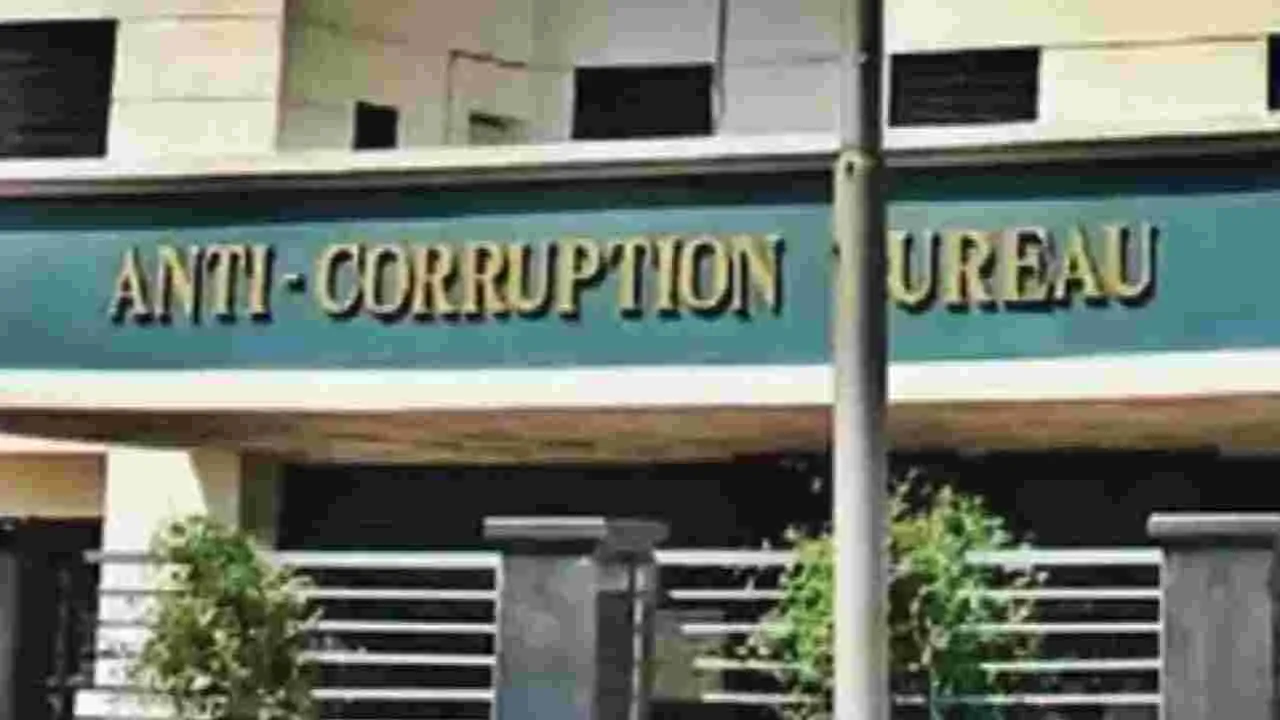 ACB Raids: డీటీసీ ఇంట్లో ఏసీబీ సోదాలు
