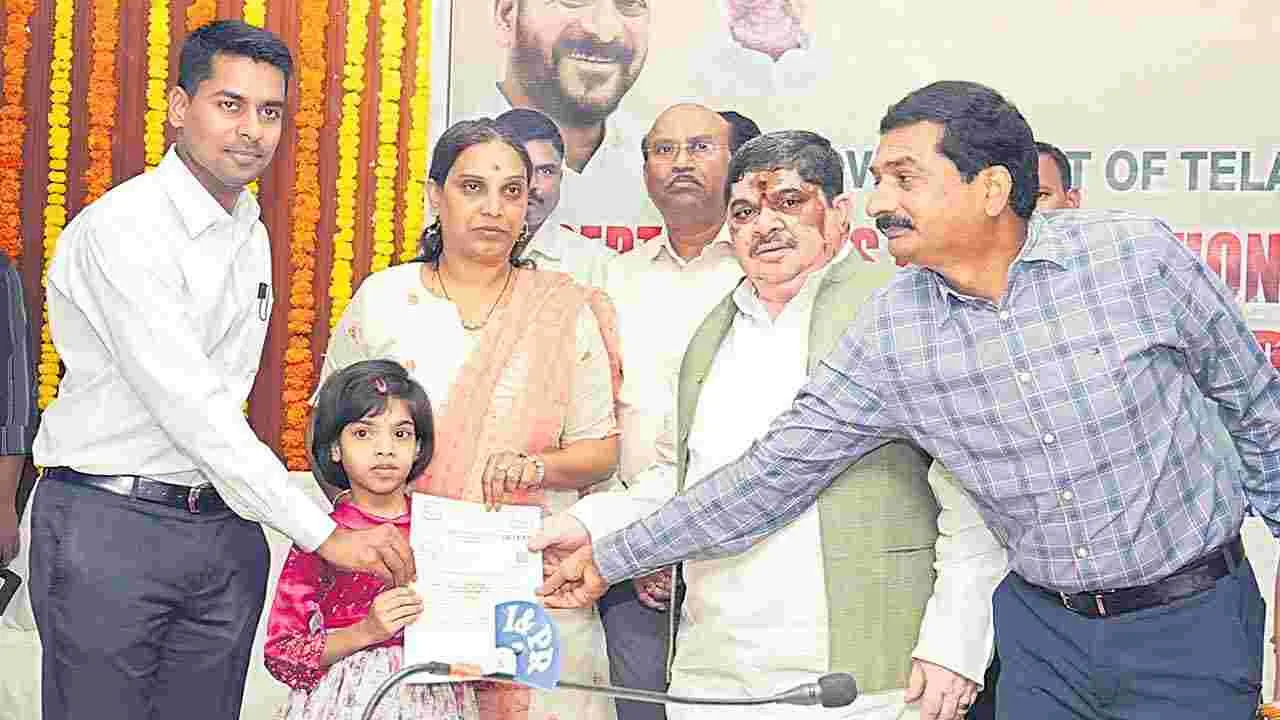 Child Welfare: చేరదీసి చదివిస్తూ.. అవసరమైన ధ్రువపత్రాలిస్తూ..!