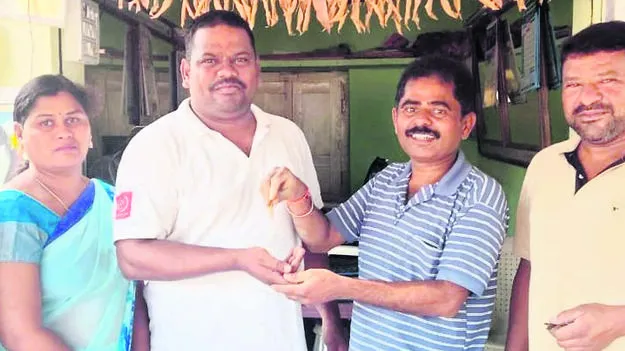నిజాయితీగా బ్రాస్లెట్ అప్పగించాడు