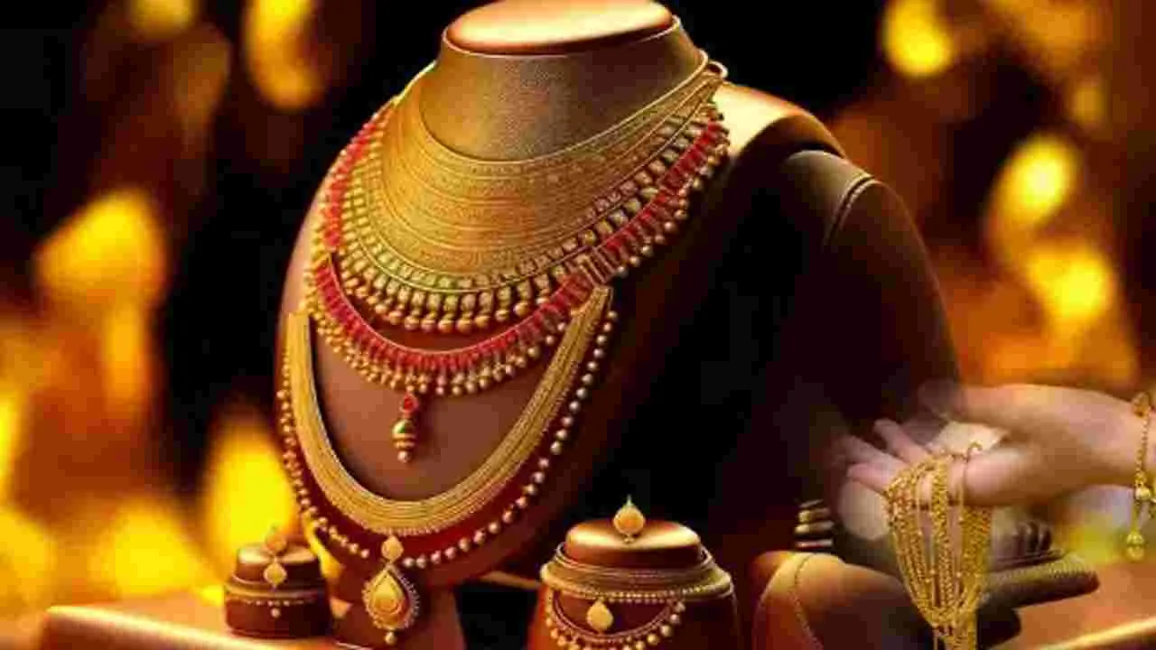 Gold and Silver Rates Today: స్వల్పంగా తగ్గిన బంగారం ధరలు.. ఈ రోజు బంగారం, వెండి ధరలు ఇవే..