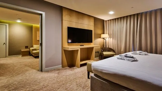 Mumbai Hotel: చెప్పుల దొంగతనం.. హోటల్ యాజమాన్యం ట్రిక్ తెలిస్తే మతి పోవాల్సిందే.. 