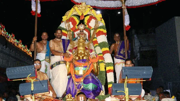 కన్నులపండువగా పౌర్ణమి గరుడసేవ 