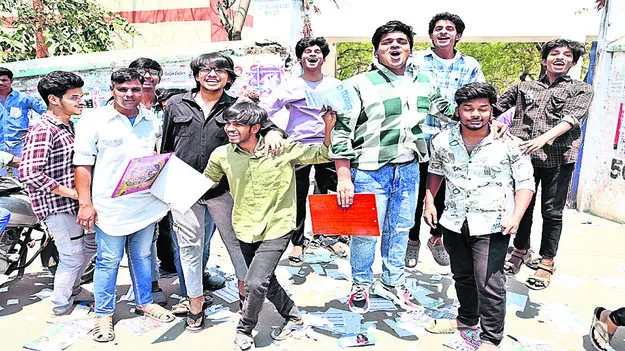STUDENTS : ఉరుకులతో ఊరికి..!