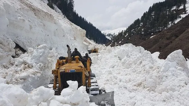 Kashmir Avalanche: కశ్మీర్‌లో భారీ హిమపాతం ముప్పు... వామ్మో.. ఇంత మంచు పేరుకుపోయిందేంటి..