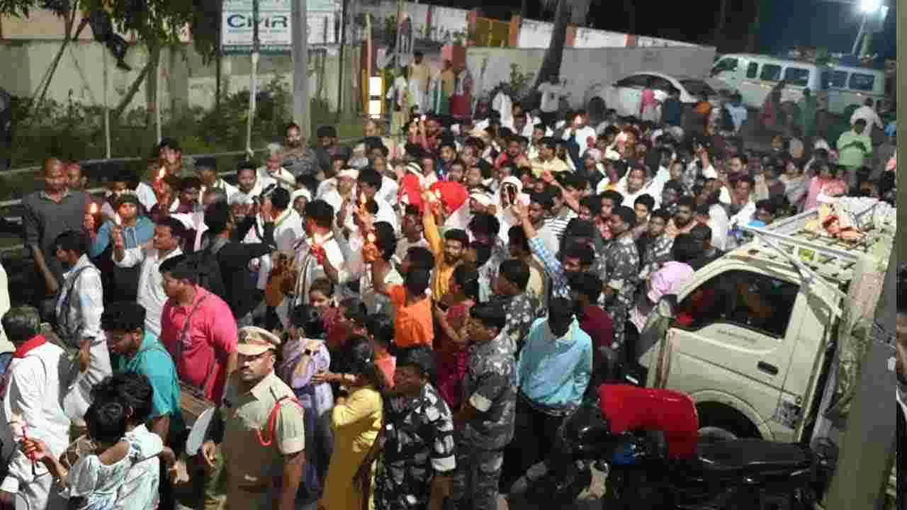 Minister Seethakka: మేడారంలో సమ్మక్క సారలమ్మలకు మంత్రి సీతక్క పూజలు