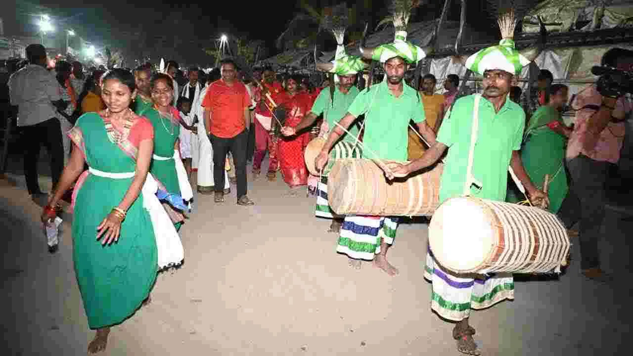 Minister Seethakka: మేడారంలో సమ్మక్క సారలమ్మలకు మంత్రి సీతక్క పూజలు