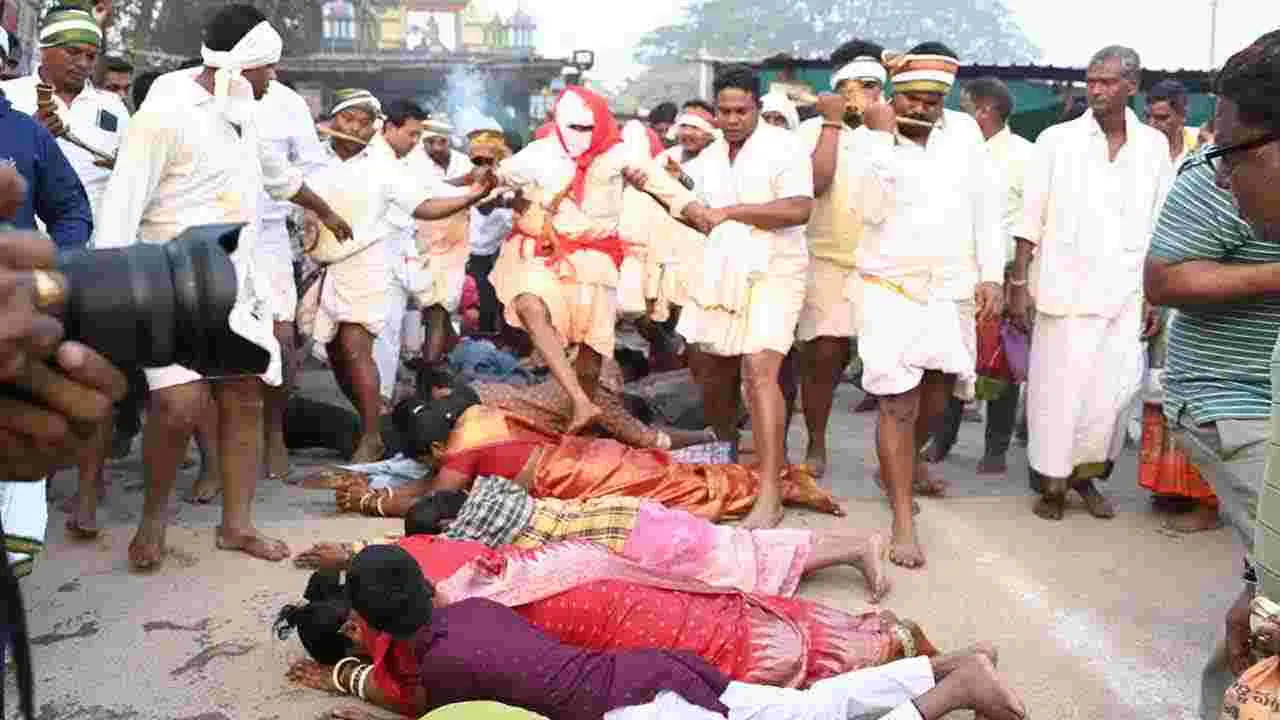 Minister Seethakka: మేడారంలో సమ్మక్క సారలమ్మలకు మంత్రి సీతక్క పూజలు