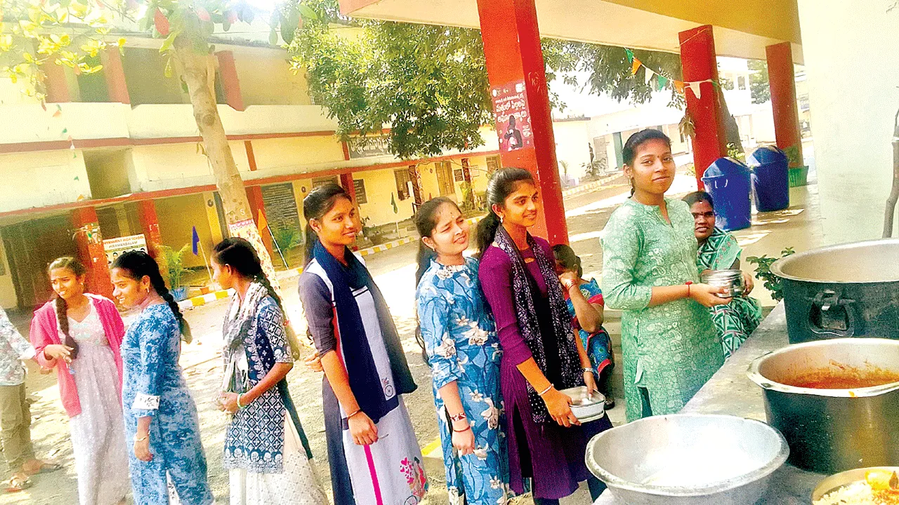Education: సెలవు రోజుల్లోనూ.. మధ్యాహ్న భోజనం