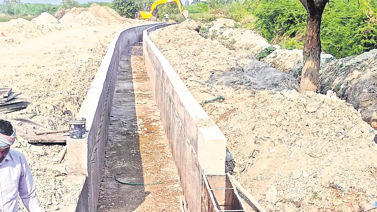 పంట కాలువకు.. ప్రైవేటు సోకులు!
