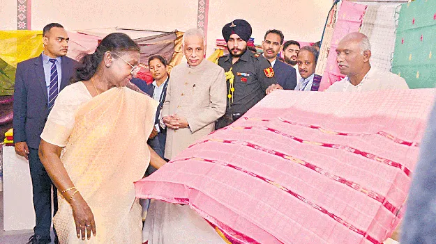 మోరిని మెచ్చిన ముర్ము! 