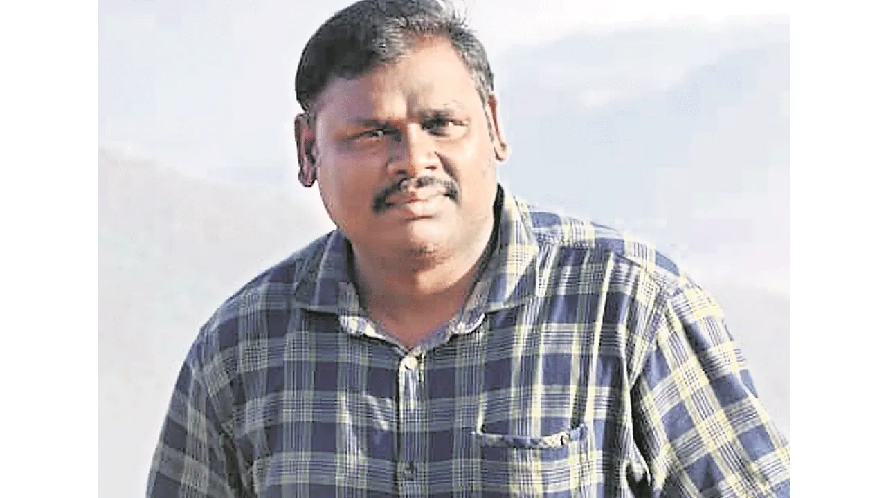 లారీ ఢీకొని ఏఆర్ కానిస్టేబుల్ దుర్మరణం