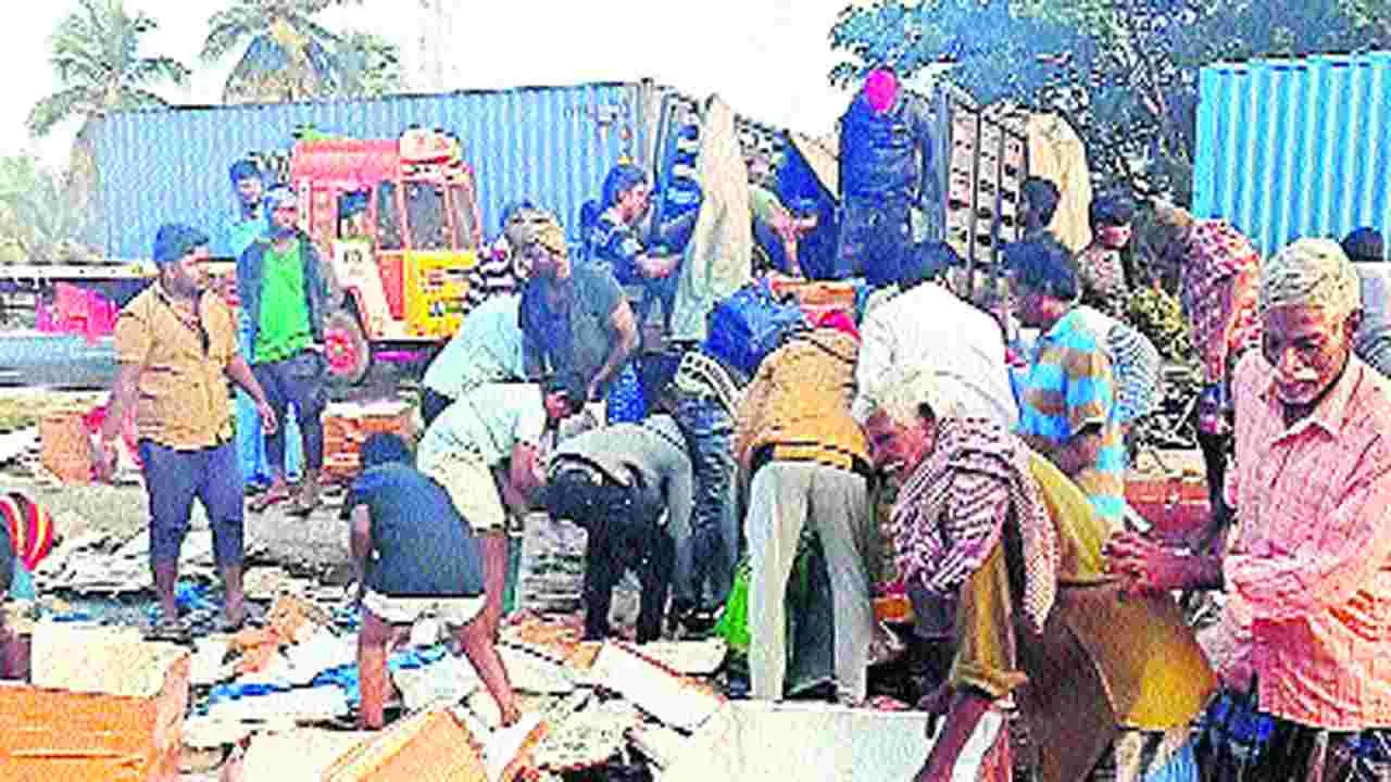 Veluru: వ్యాన్ బోల్తా.. చెల్లాచెదురైన చేపలు