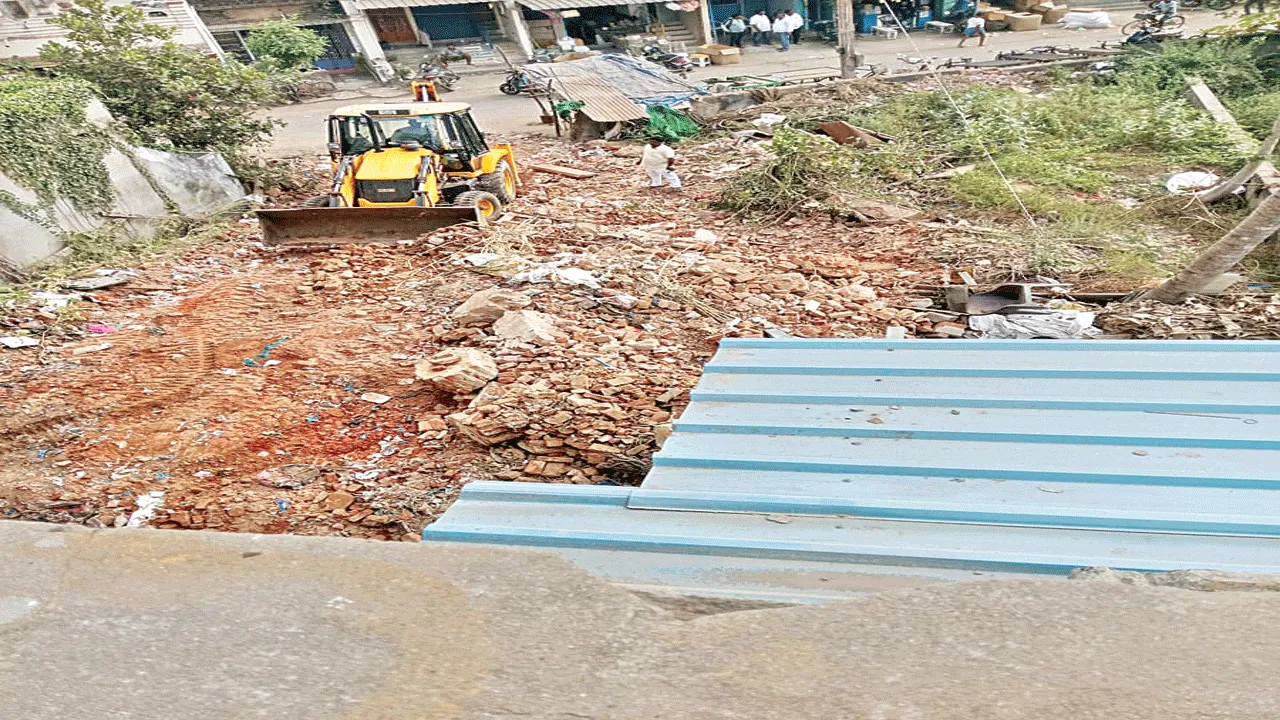 Encroachment : అధికారం పోయినా.. తగ్గట్లే!