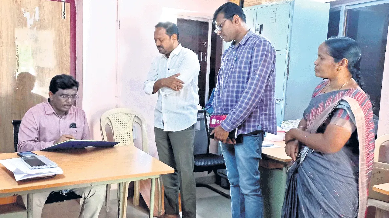 విధుల్లో లేని సెక్రటరీలపై చర్యలు