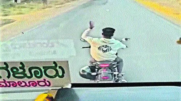 Bengaluru: అడ్డుకున్నాడు.. అరెస్టయ్యాడు..