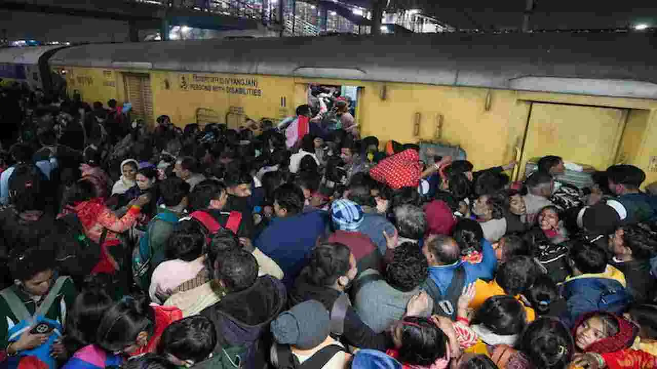 Delhi Railway Station Stampede: ఎక్కువ టిక్కెట్లు ఎందుకు అమ్మారు?.. తొక్కిసలాటపై రైల్వేను నిలదీసిన కోర్టు