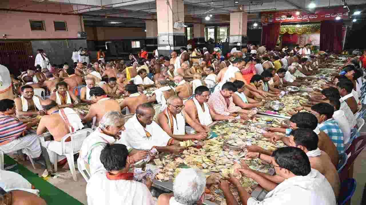 కనకదుర్గమ్మకు రూ.2.28 కోట్ల కానుకలు