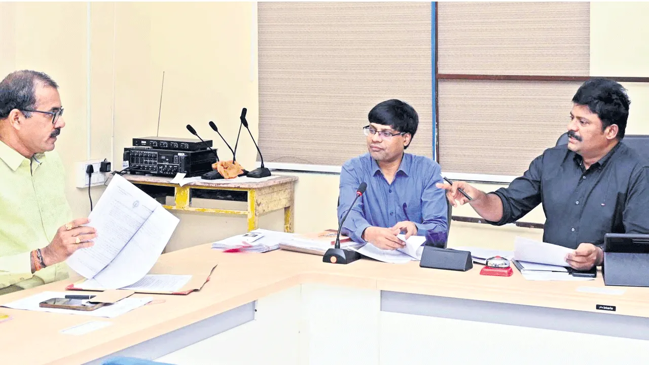 శీనారెడ్డిపై కఠిన చర్యలు