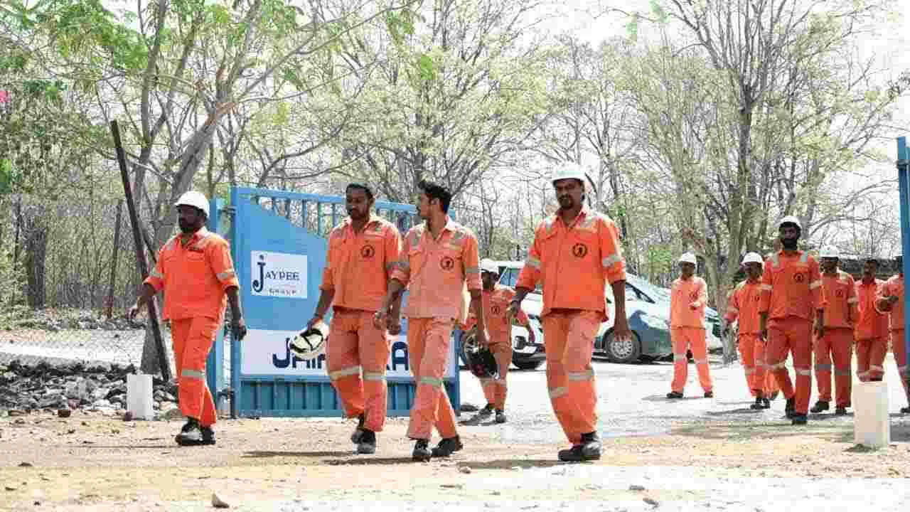 SLBC Tunnel: ఎస్‌ఎల్‌బీసీ టన్నెల్ వద్ద సహాయక చర్యలు వేగవంతం