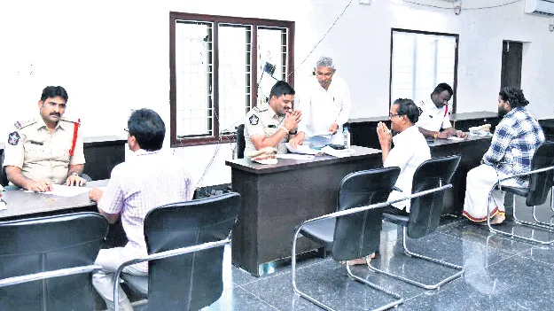 సబ్సిడీ పరికరాలు ఇప్పిస్తామని మోసం