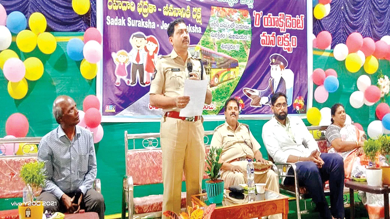 రోడ్డు ప్రమాదాలపై అవగాహన అవసరం