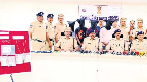 హడలెత్తించిన దొంగలు దొరికారు