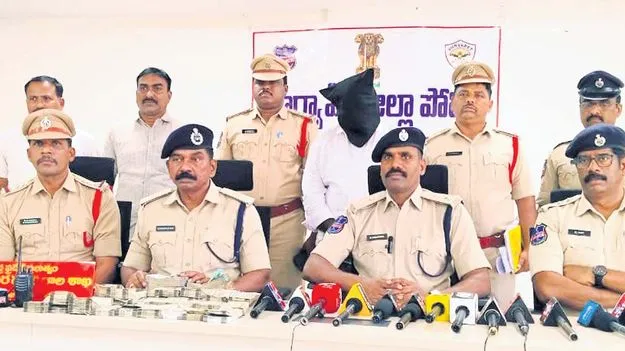 ఉద్యోగాలు ఇప్పిస్తానంటూ నకిలీ డీఎస్పీ మోసం