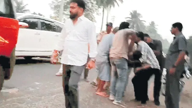 రోడ్డు ప్రమాదంలో గాయపడిన మహిళకు మంత్రి సాయం