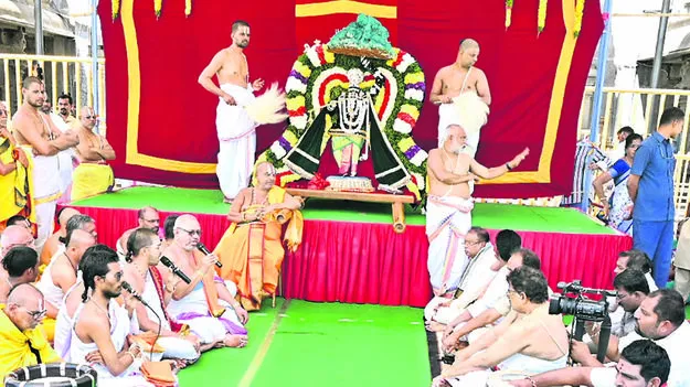గోవర్ధనగిరిధారిగా ఏకశిఖరవాసుడు