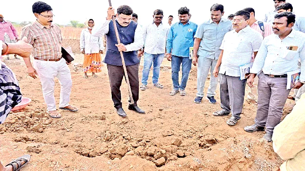 జాబ్కార్డు ఉన్న వారందరికీ పనులు