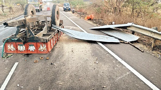 బస్సును ఢీ కొన్న ట్రాక్టర్