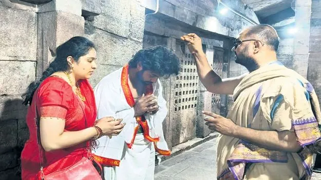 జోగుళాంబను దర్శించుకున్న సినీ హీరో ఆది