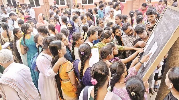 పది పరీక్షల్లో 77.24 శాతం ఉత్తీర్ణత